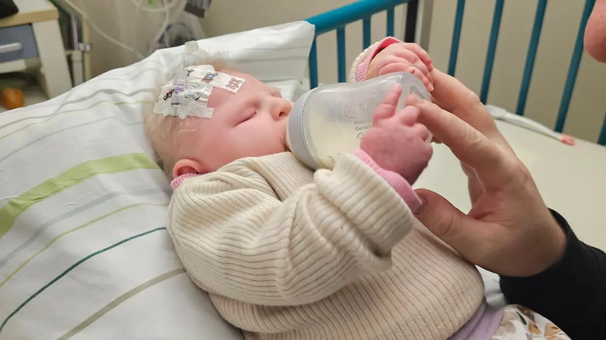 Lea trägt eine de-novo-Mutation im NUSAP1-Gen. Die Familie steht vor einem Rätsel, für das es kaum Antworten gibt.
