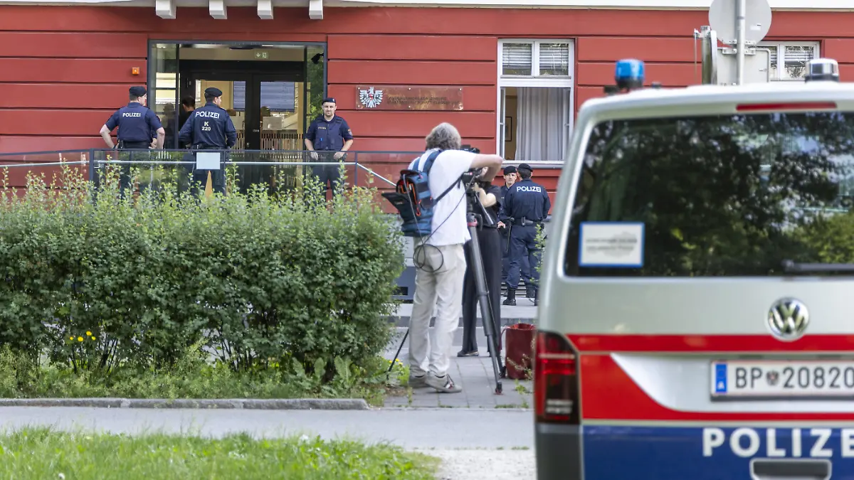 27.05.2026, Österreich, Klagenfurt: Blick auf den Eingang zum Landesgericht Klagenfurt anlässlich des Prozesses gegen einen 24-jährigen Syrer wegen des Attentats von Villach am 15. Februar 2025. Nach dem Messer-Attentat mit einem Toten und fünf Verletzten hat der Prozess gegen den mutmaßlich islamistischen Angreifer unter strengen Sicherheitsvorkehrungen begonnen. Foto: Wolfgang Jannach/APA/dpa +++ dpa-Bildfunk +++