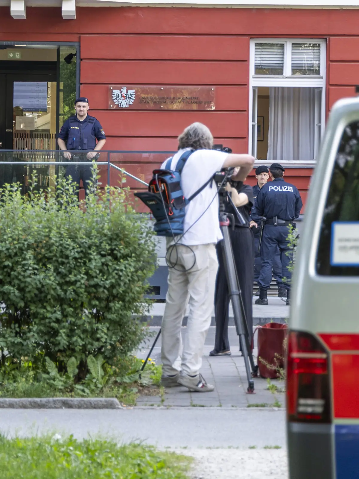 27.05.2026, Österreich, Klagenfurt: Blick auf den Eingang zum Landesgericht Klagenfurt anlässlich des Prozesses gegen einen 24-jährigen Syrer wegen des Attentats von Villach am 15. Februar 2025. Nach dem Messer-Attentat mit einem Toten und fünf Verletzten hat der Prozess gegen den mutmaßlich islamistischen Angreifer unter strengen Sicherheitsvorkehrungen begonnen. Foto: Wolfgang Jannach/APA/dpa +++ dpa-Bildfunk +++