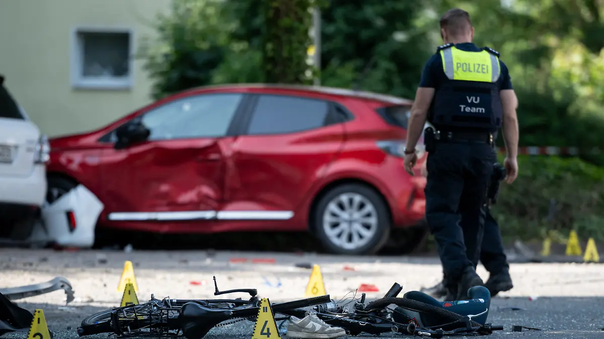 27.05.2026, Nordrhein-Westfalen, Dinslaken: Ein Fahrrad liegt auf der Straße. Die Polizei sichert eine Unfallstelle, nachdem eine Autofahrerin drei Kinder vor einer Schule in Dinslaken verletzt hat. Foto: Fabian Strauch/dpa +++ dpa-Bildfunk +++