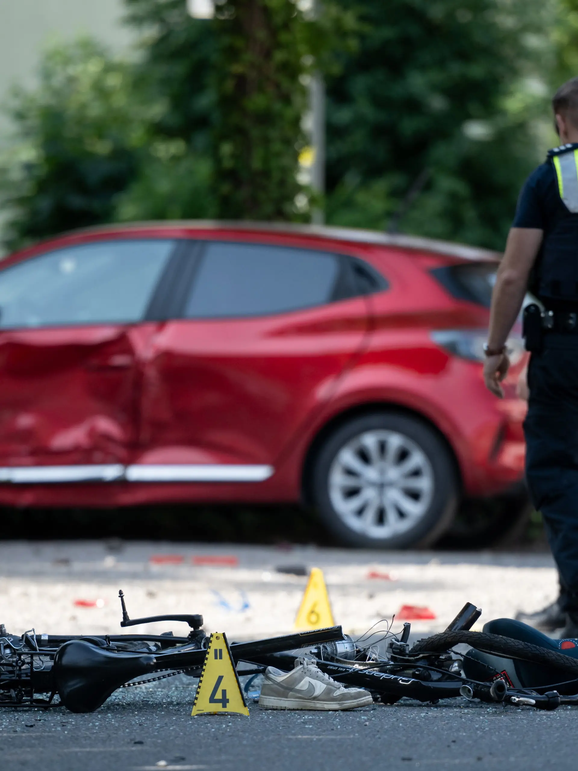 27.05.2026, Nordrhein-Westfalen, Dinslaken: Ein Fahrrad liegt auf der Straße. Die Polizei sichert eine Unfallstelle, nachdem eine Autofahrerin drei Kinder vor einer Schule in Dinslaken verletzt hat. Foto: Fabian Strauch/dpa +++ dpa-Bildfunk +++