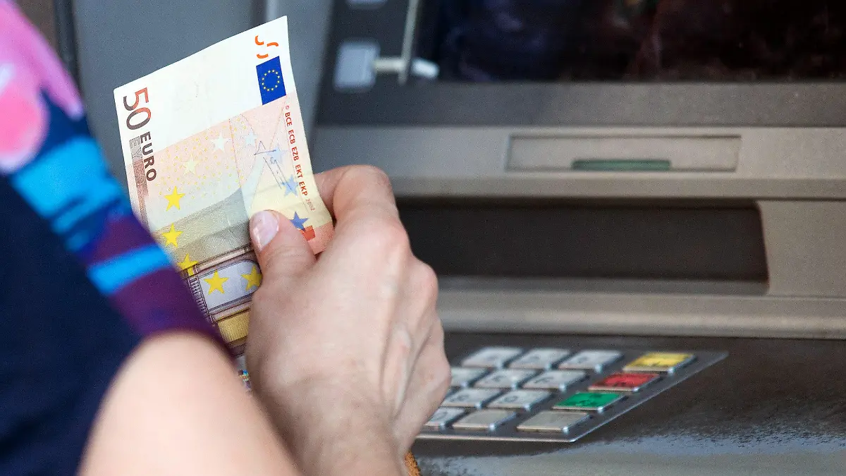 A woman withdraws 50 Euro from an ATM in central Athens, Greece, 06 July 2015. The Greek finance minister has resigned following Sunday's referendum in which the majority of voters said 'no' to more austerity measures in exchange for another financial bailout. Photo: Kay Nietfeld/dpa +++(c) dpa - Bildfunk+++