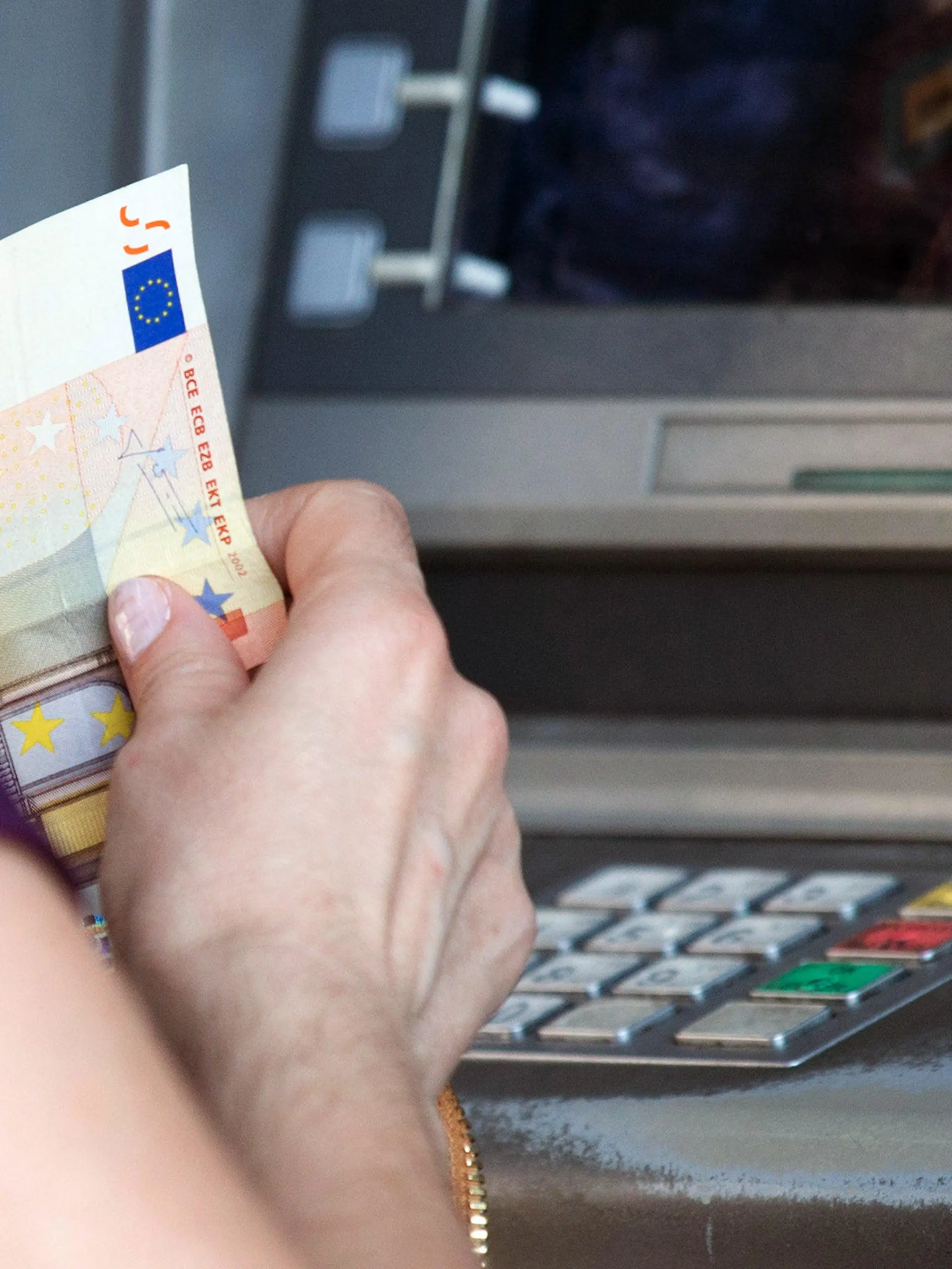 A woman withdraws 50 Euro from an ATM in central Athens, Greece, 06 July 2015. The Greek finance minister has resigned following Sunday's referendum in which the majority of voters said 'no' to more austerity measures in exchange for another financial bailout. Photo: Kay Nietfeld/dpa +++(c) dpa - Bildfunk+++