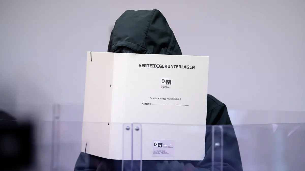 ARCHIV - 03.03.2021, Bayern, München: Der wegen schweren sexuellen Missbrauchs angeklagte Mann steht vor Prozessbeginn im Landgericht im Verhandlungssaal. Der Mann soll, maskiert mit einer Wolfsmaske, im Sommer 2019 in München eine Elfjährige in ein Gebüsch gezerrt und vergewaltigt haben.( zu dpa «Wolfsmasken-Prozess um Vergewaltigung geht zu Ende») Foto: Sven Hoppe/dpa +++ dpa-Bildfunk +++