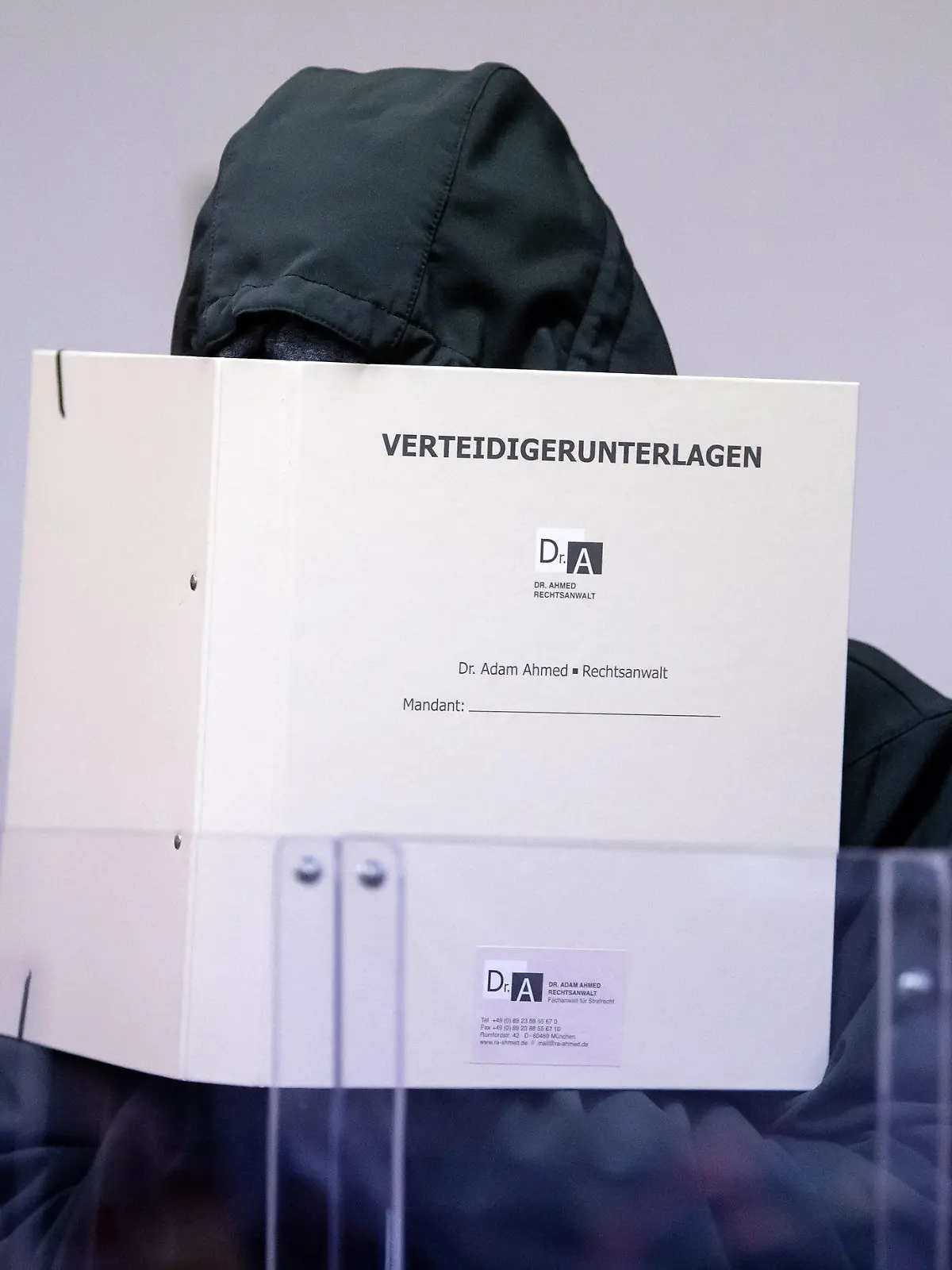 ARCHIV - 03.03.2021, Bayern, München: Der wegen schweren sexuellen Missbrauchs angeklagte Mann steht vor Prozessbeginn im Landgericht im Verhandlungssaal. Der Mann soll, maskiert mit einer Wolfsmaske, im Sommer 2019 in München eine Elfjährige in ein Gebüsch gezerrt und vergewaltigt haben.( zu dpa «Wolfsmasken-Prozess um Vergewaltigung geht zu Ende») Foto: Sven Hoppe/dpa +++ dpa-Bildfunk +++