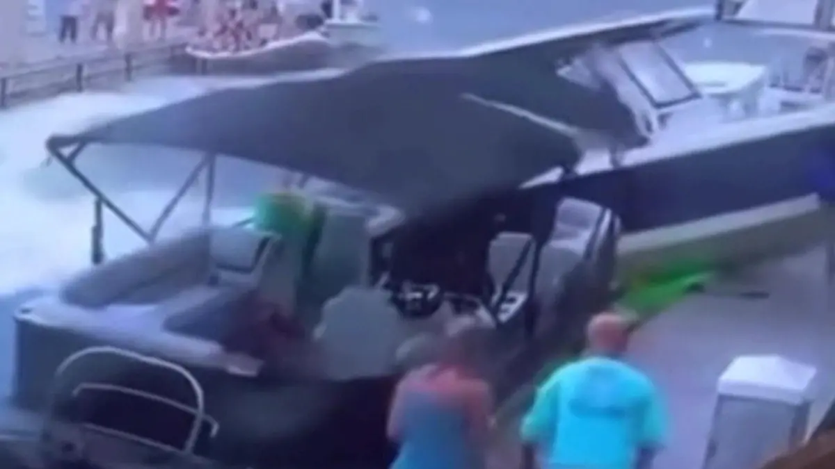 Ausparkmanöver endet in Bootcrash! Yacht schleudert Mann vom Deck Zwei Verletzte in Florida