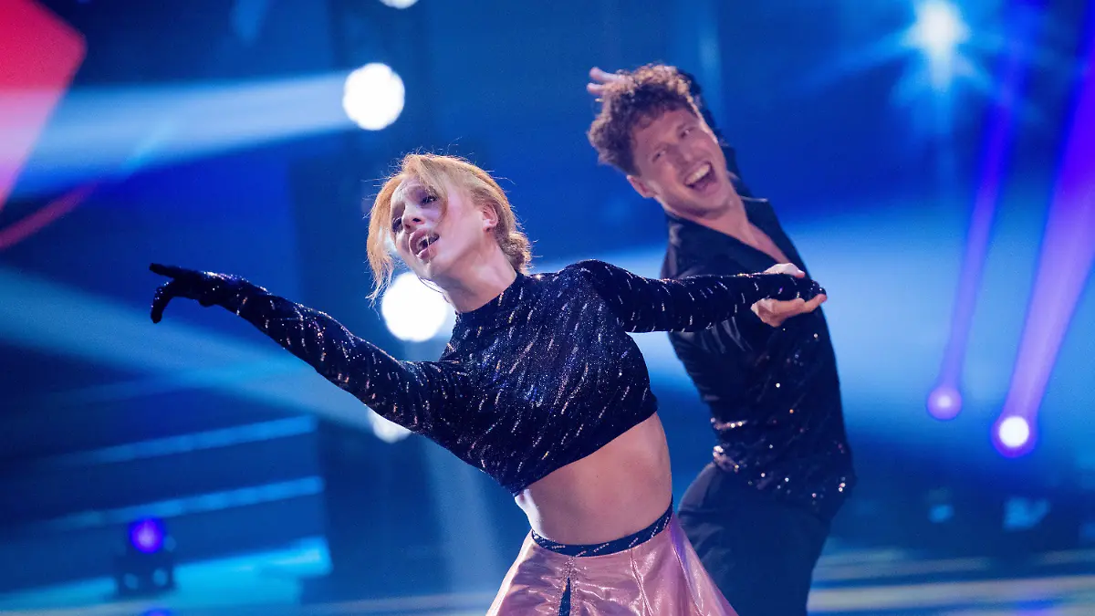 12.05.2023, Nordrhein-Westfalen, Köln: Anna Ermakova, Model, und Valentin Lusin, Profitänzer, tanzen in der RTL-Tanzshow "Let's Dance" im Coloneum. Foto: Rolf Vennenbernd/dpa +++ dpa-Bildfunk +++