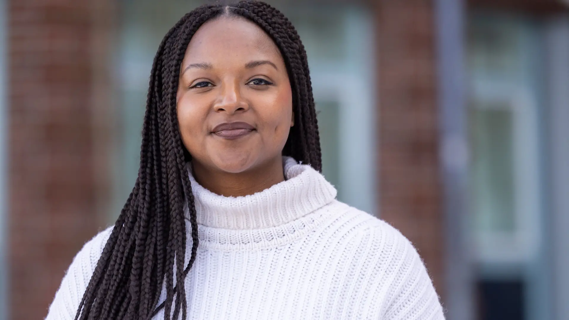 Aminata Touré blickt in die Kamera