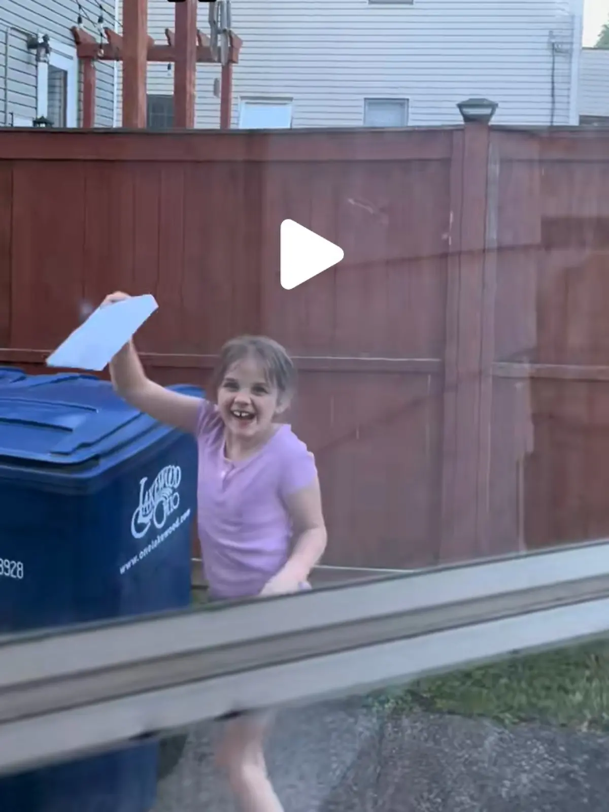 Madeline (8) schickt ihren Liedwunsch per Papierflieger über den Gartenzaun.