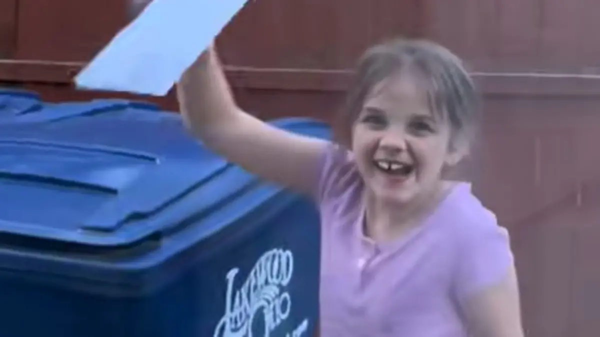 Madeline (8) schickt ihren Liedwunsch per Papierflieger über den Gartenzaun.