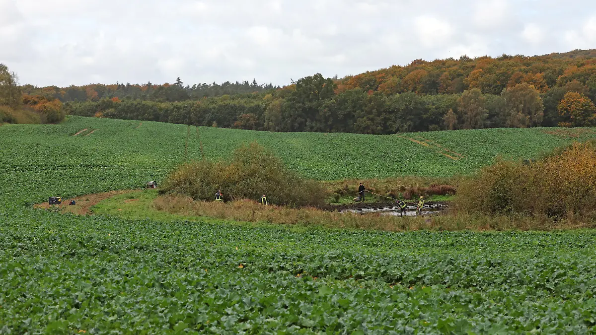 Am Fundort des getöteten achtjährigen Fabian aus Güstrow an einem kleinen Tümpel bei Klein Upahl pumpt die Feuerwehr das Wasser ab, während die Spurensicherung der Polizei in Aktion ist. Laut vorläufigem Obduktionsergebnis ist der Grundschüler Opfer eines Gewaltverbrechens geworden.