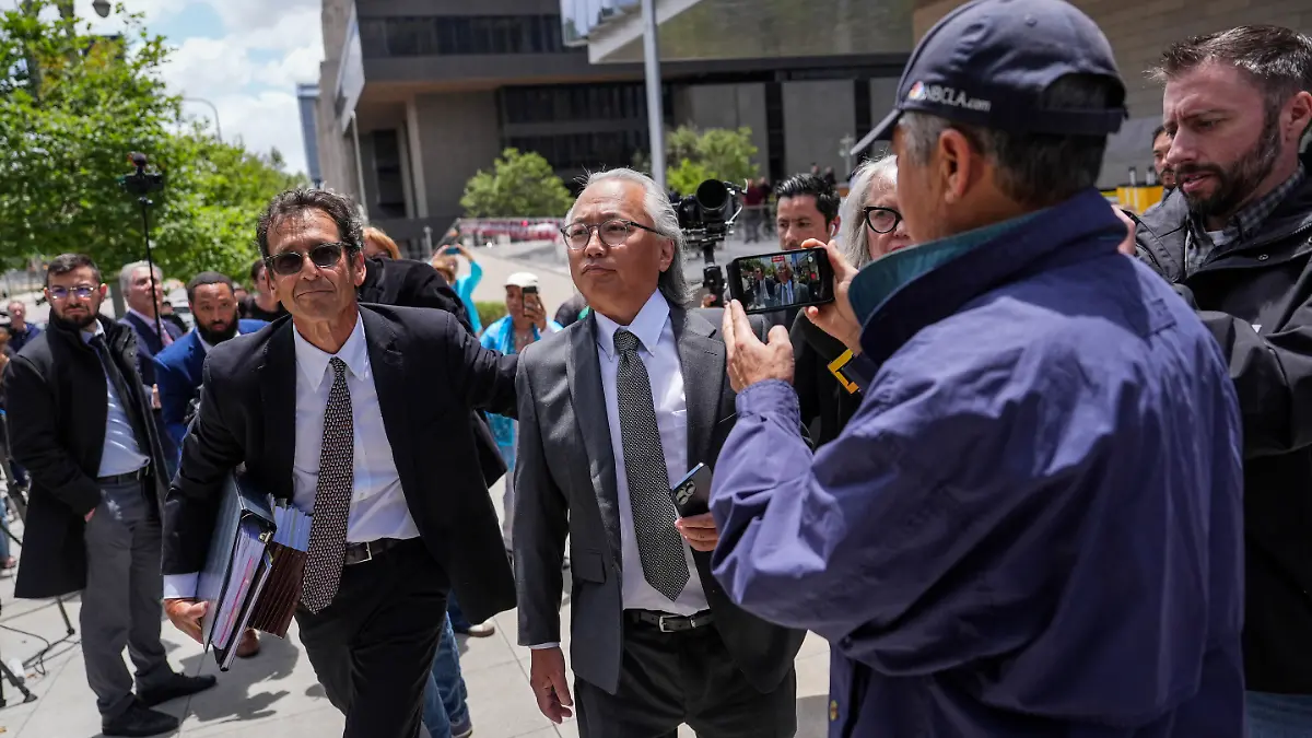 Kenneth Iwamasa (M) einer von fünf Personen, die sich im Zusammenhang mit dem Tod des Schauspielers Matthew Perry durch eine Überdosis Ketamin schuldig bekannt haben, und sein Anwalt Alan Eisner (l) verlassen das Bundesgericht nach der Verurteilung von Iwamasa. +++ dpa-Bildfunk +++
