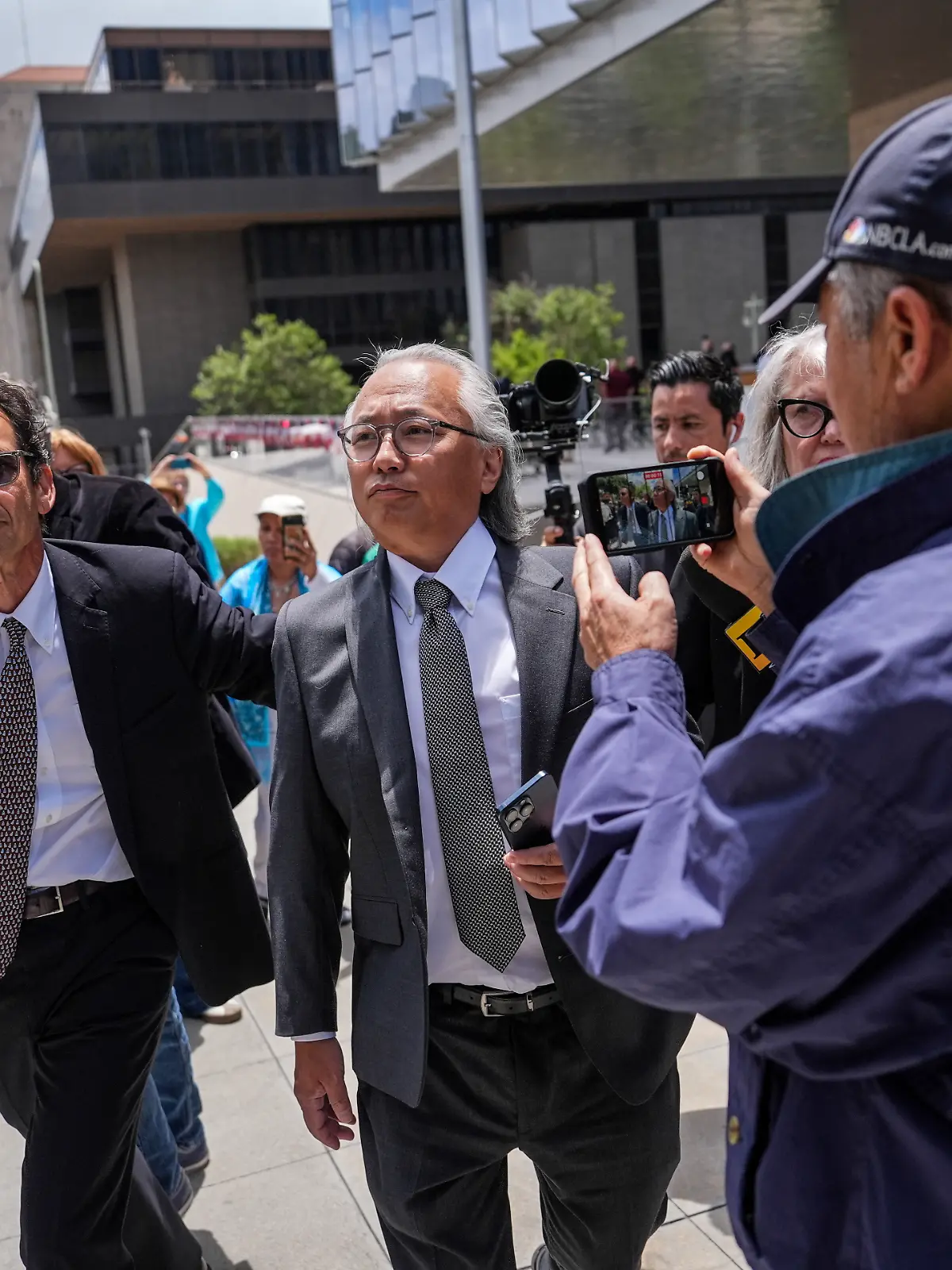 Kenneth Iwamasa (M) einer von fünf Personen, die sich im Zusammenhang mit dem Tod des Schauspielers Matthew Perry durch eine Überdosis Ketamin schuldig bekannt haben, und sein Anwalt Alan Eisner (l) verlassen das Bundesgericht nach der Verurteilung von Iwamasa. +++ dpa-Bildfunk +++
