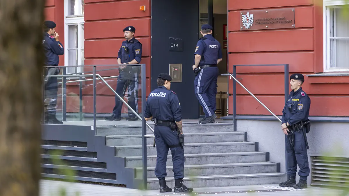 Blick auf den Eingang zum Landesgericht Klagenfurt anlässlich des Prozesses gegen einen 24-jährigen Syrer wegen des Attentats von Villach am 15. Februar 2025. Nach dem Messer-Attentat mit einem Toten und fünf Verletzten hat der Prozess gegen den mutmaßlich islamistischen Angreifer unter strengen Sicherheitsvorkehrungen begonnen. +++ dpa-Bildfunk +++