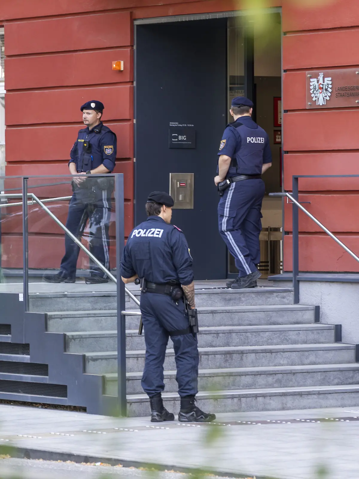 Blick auf den Eingang zum Landesgericht Klagenfurt anlässlich des Prozesses gegen einen 24-jährigen Syrer wegen des Attentats von Villach am 15. Februar 2025. Nach dem Messer-Attentat mit einem Toten und fünf Verletzten hat der Prozess gegen den mutmaßlich islamistischen Angreifer unter strengen Sicherheitsvorkehrungen begonnen. +++ dpa-Bildfunk +++