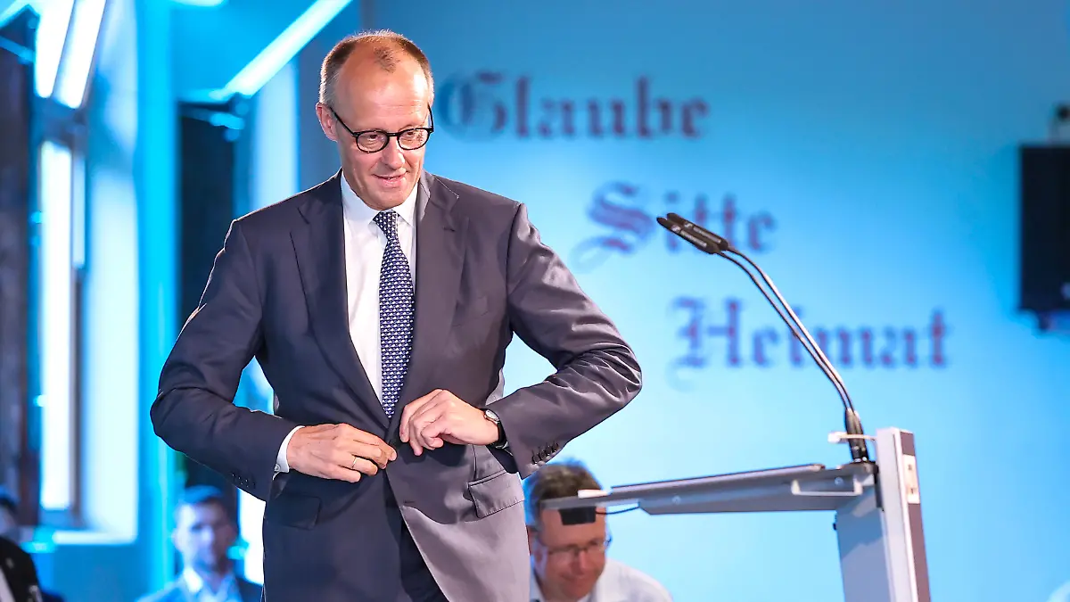 27.05.2026, Politik, Bundeskanzler Friedrich Merz (CDU) betritt die Bühne für seine Rede zu Gast als Festredner beim Festakt in der Schützenhalle Hüsten bei Arnsberg. 80 Jahre Neheim-Hüstener Programm.