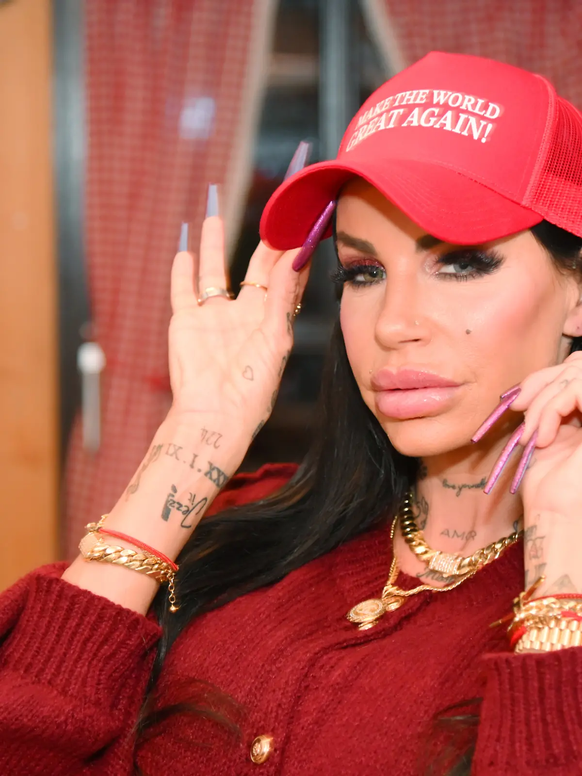 Frankfurt,3. Februar 2026, Reality Star und Model Gina Lisa Lohfink mit einer "Make the World Great Again" Kappe in der Talkshow Bembel und Gebabbel in der Lohrbergschänke. Foto:Bernd Kammerer