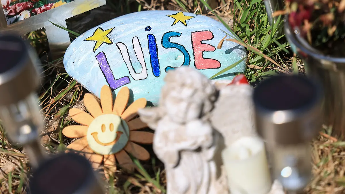 Ein Stein mit dem aufgemaltem Namen „Luise” liegt am Waldrand an der Stelle, an der das Mädchen gefunden wurde