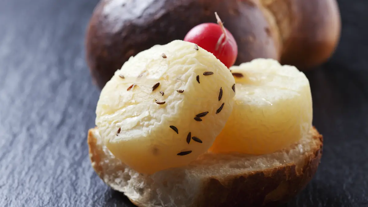 Halve Hahn, ein Röggelchen mit Käse auf eienr dunklen Schieferplatte