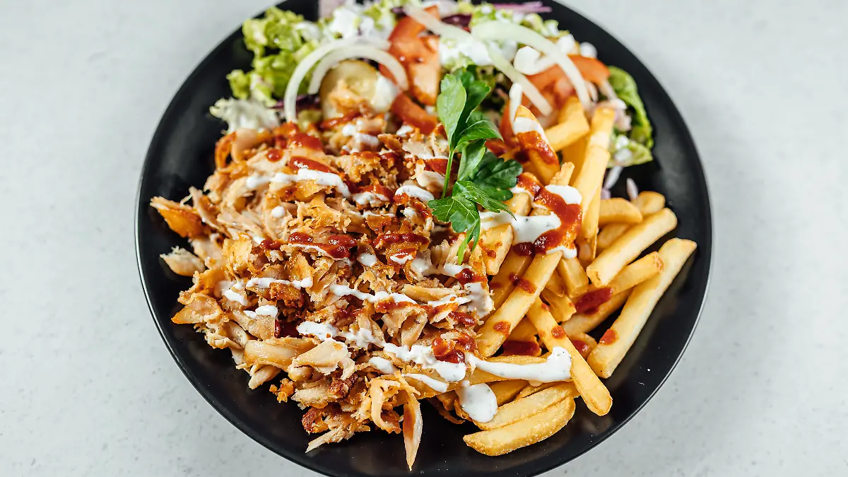 Taxiteller - ein Gericht aus Pommes, Currywurst sowie Gyros und Currywurst