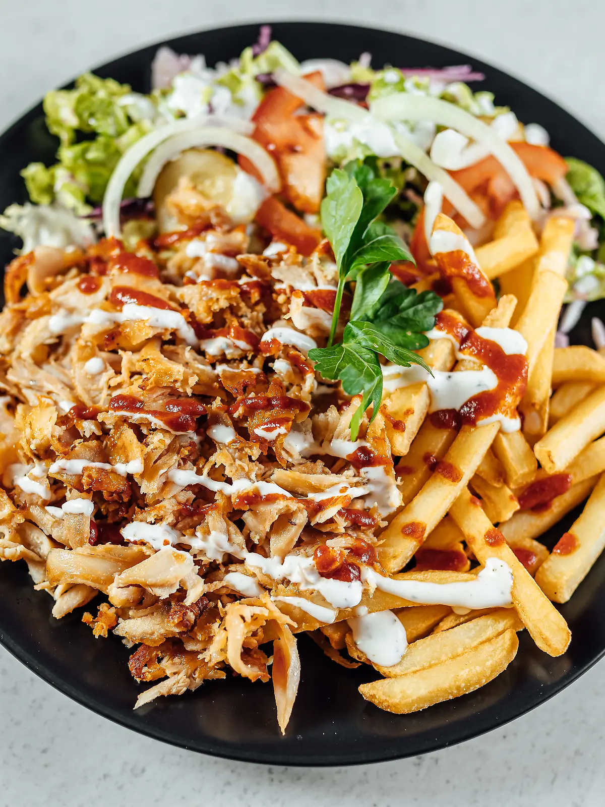 Taxiteller - ein Gericht aus Pommes, Currywurst sowie Gyros und Currywurst