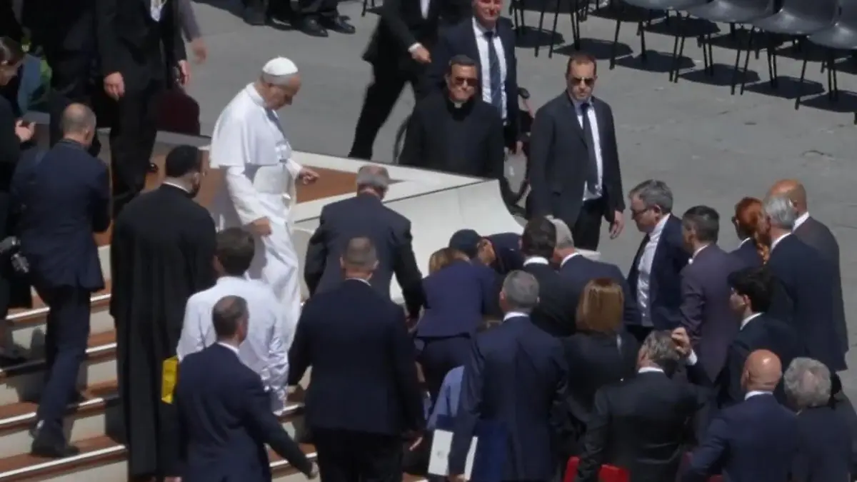 Pilger bricht vor Papst Leo XIV. zusammen – der reagiert sofort! Drama auf dem Petersplatz