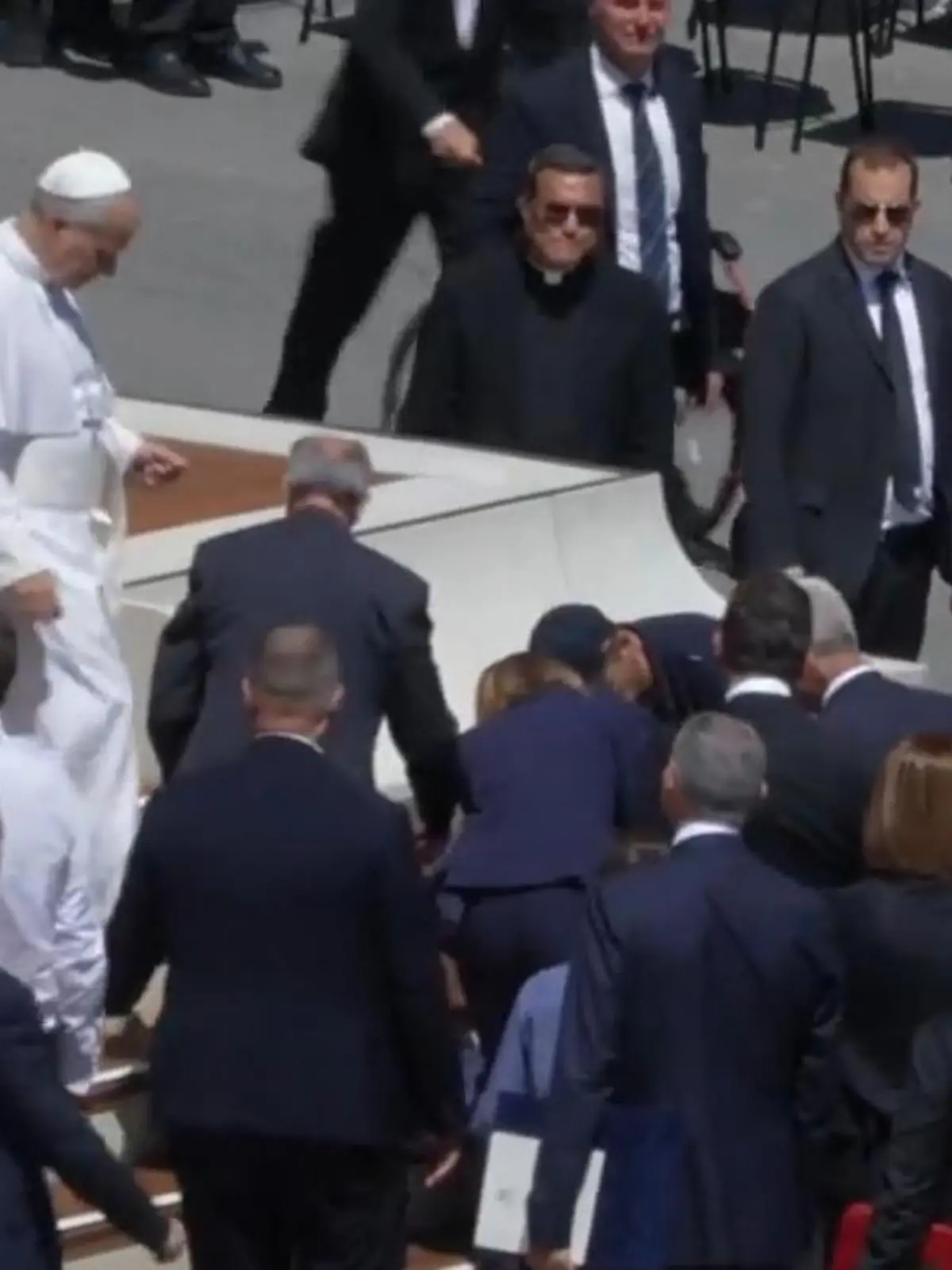Bild zu: "Pilger bricht vor Papst Leo XIV. zusammen – der reagiert sofort!"