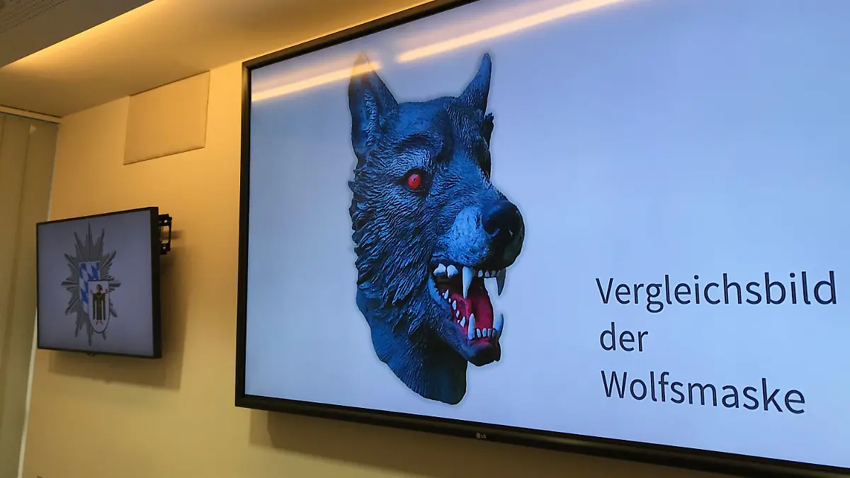 ARCHIV - 26.06.2019, Bayern, München: Auf einem Bildschirm im Polizeipräsidium präsentiert die Polizei ein Vergleichsbild einer Wolfsmaske (gestellte Szene). (zu dpa: «Wolfsmasken-Prozess: Staatsanwaltschaft fordert 14 Jahre Haft»). Foto: Wera Engelhardt/dpa +++ dpa-Bildfunk +++