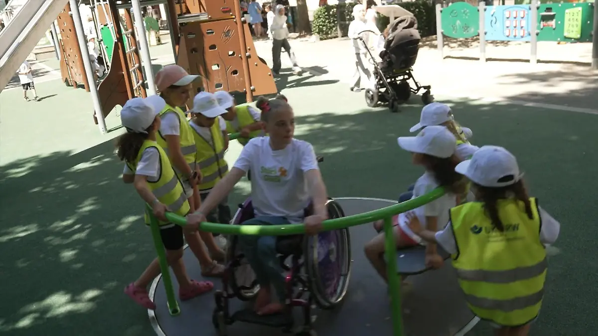 Auf diesem inklusiven Spielplatz können alle Kinder ganz unbeschwert Spaß haben.
