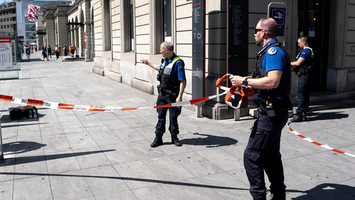 Polizisten entfernen ein Absperrband nachdem ein 31-jaeriger Schweizer mehrere Personen mit einer Stichwaffe am Bahnhof Winterthur angegriffen hat am Donnerstag, 28. Mai 2026 in Winterthur. Eine Person wurde mit schweren, zwei Personen mit mittelschweren Verletzungen hospitalisiert. Zum Tatmotiv gibt es noch keine genauen Informationen. Der Taeter konnte gefasst werden. (KEYSTONE/Claudio Thoma)