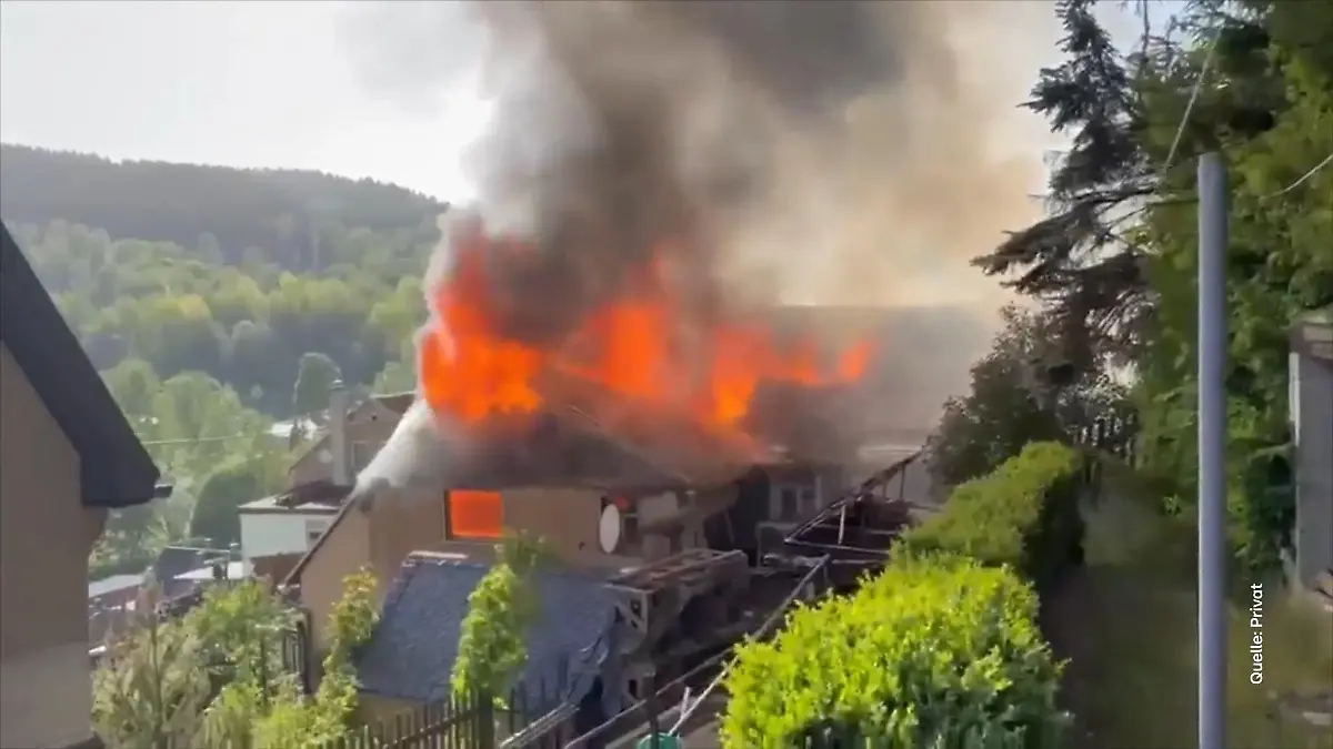 Haus in Sachsen fackelt ab, weil Feuerwehr nicht durchkommt Nachbar stellt Barrikaden auf