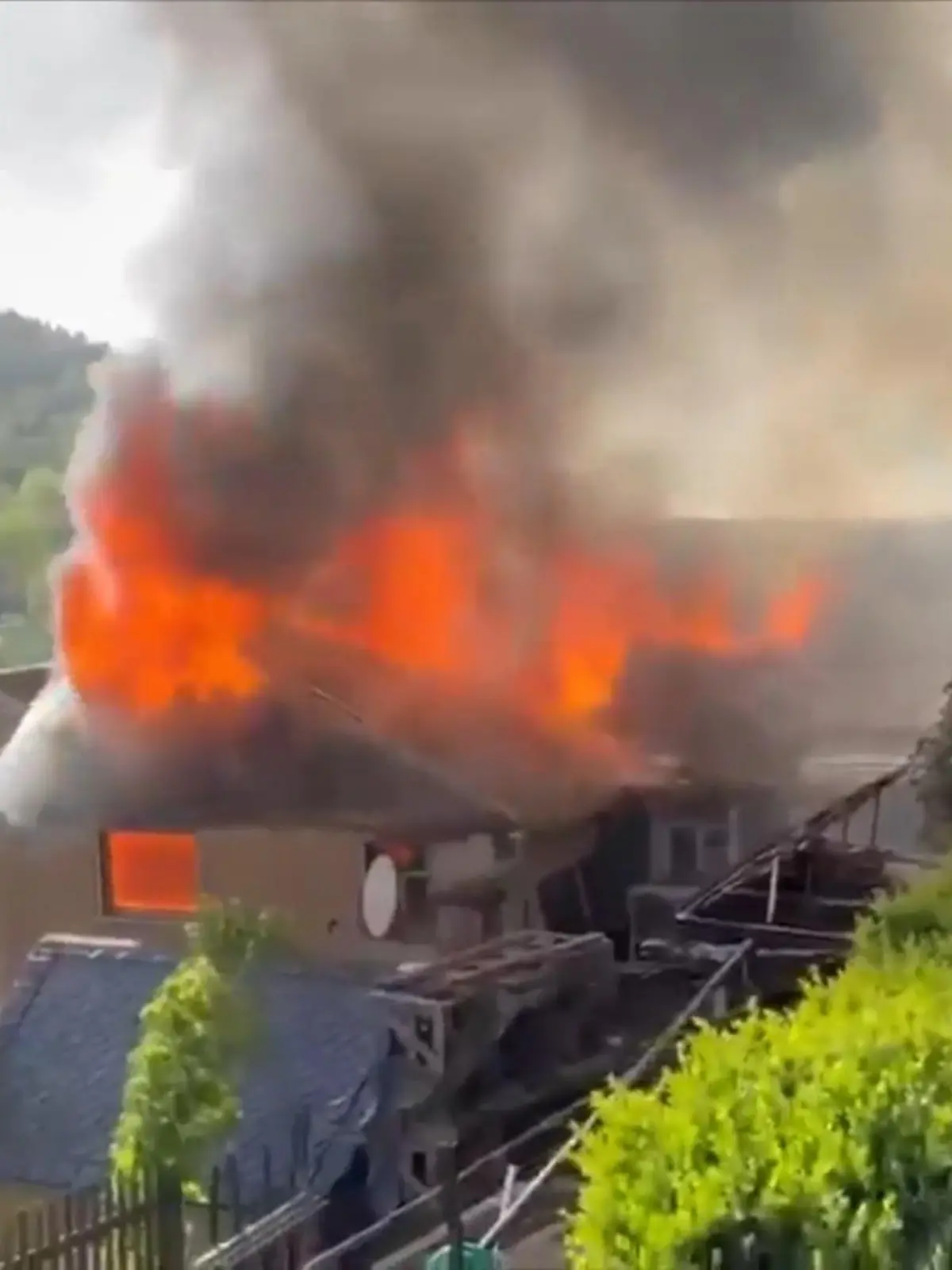 Bild zu: "Haus in Sachsen fackelt ab, weil Feuerwehr nicht durchkommt"
