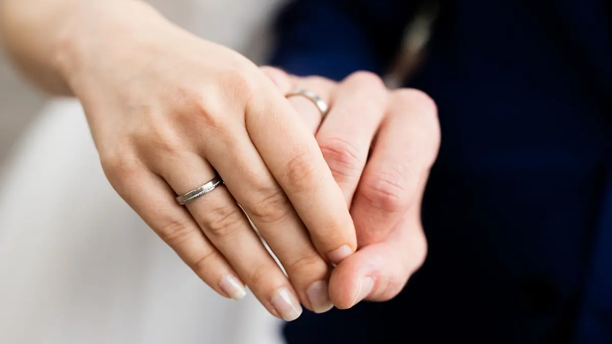 Nach Heirat und Namensänderung einfach weiter mit dem Geburtsnamen unterschreiben? Keine gute Idee. Denn das ist mindestens eine Ordnungswidrigkeit, wenn nicht sogar eine Straftat.