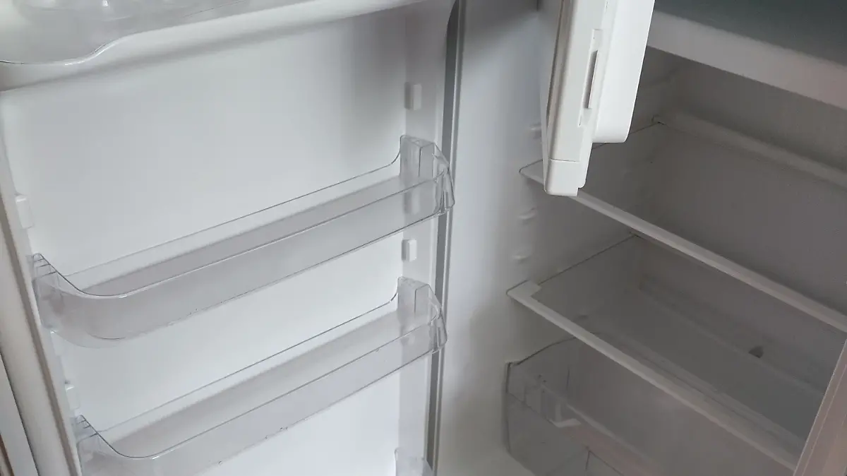 Geöffneter Kühlschrank, wo man das Loch hinten an der Rückwand gut erkennen kann