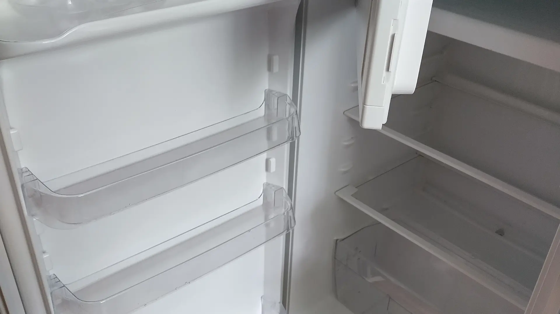 Geöffneter Kühlschrank, wo man das Loch hinten an der Rückwand gut erkennen kann