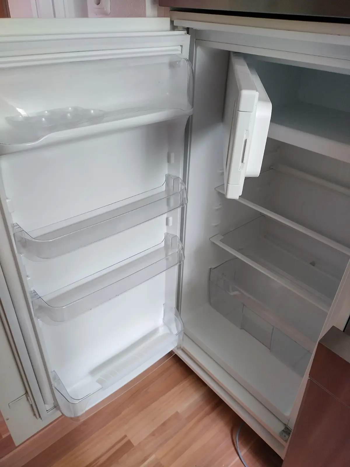 Geöffneter Kühlschrank, wo man das Loch hinten an der Rückwand gut erkennen kann