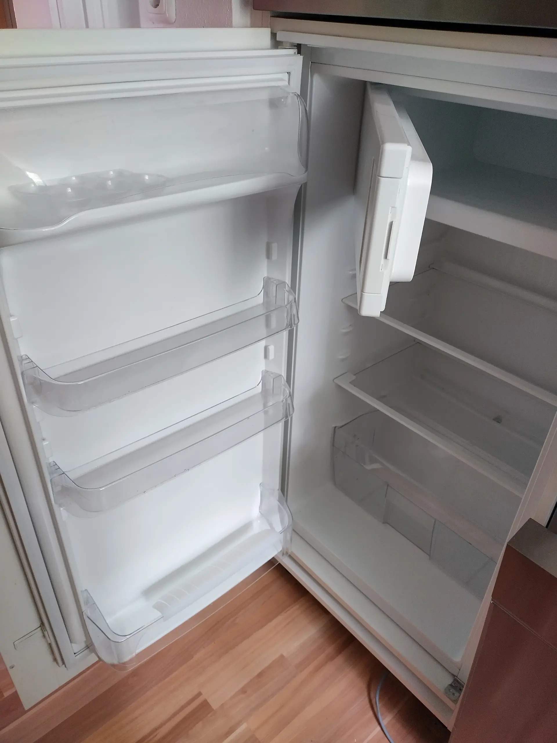 Geöffneter Kühlschrank, wo man das Loch hinten an der Rückwand gut erkennen kann