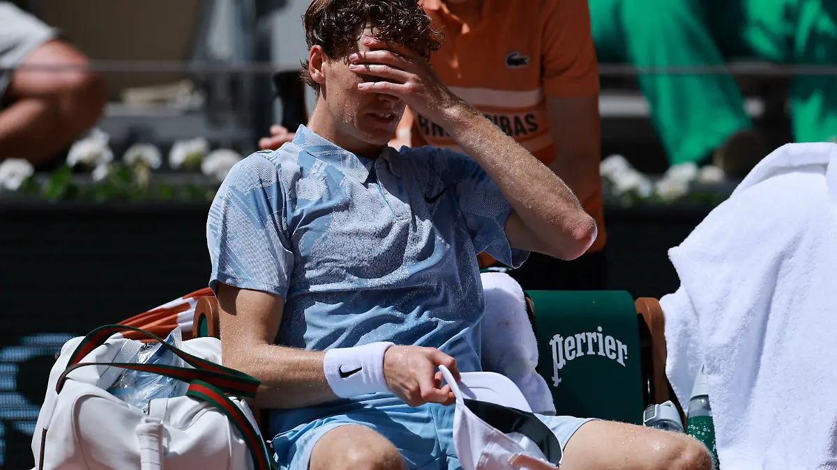 Tennis - French Open - Roland Garros, Paris, France - May 28, 2026 Italy's Jannik Sinner reacts during a break in play in his second round match against Argentina's Juan Manuel Cerundolo REUTERS/Stephanie Lecocq TPX IMAGES OF THE DAY