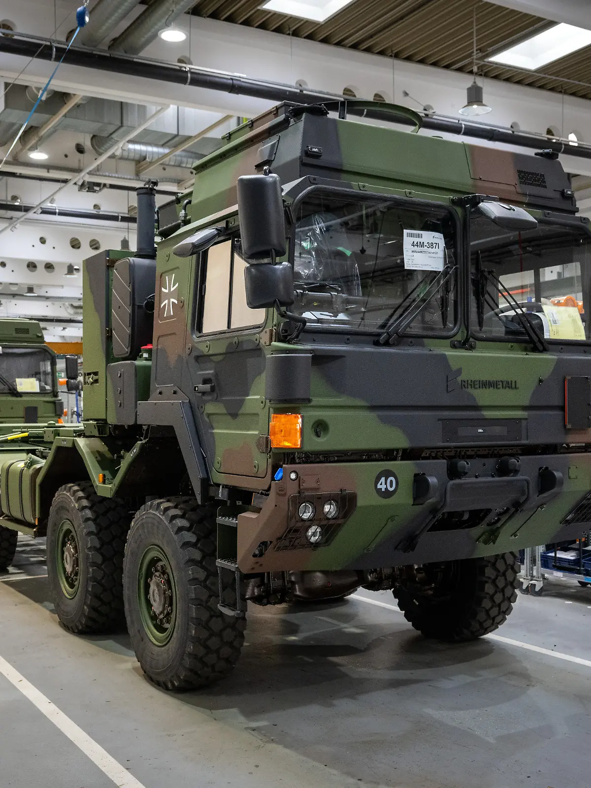 Militärische Lastwagen stehen im Wiener Werk Rheinmetall MAN Military Vehicles. In dem Werk werden unter anderem geschützte und ungeschützte militärische LKW entwickelt, produziert und an Militärkunden weltweit ausgeliefert.