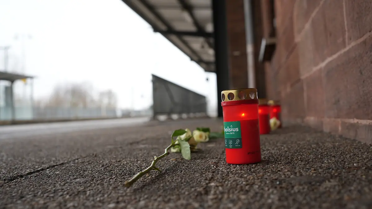 Eine Blume und Kerzen liegen am Bahnsteig nach dem Tod eines Zugbegleiters. Der Mann war bei einem Angriff im Zug von einem Fahrgast in Rheinland-Pfalz lebensgefährlich verletzt worden und in Folge der Verletzungen verstorben. (zu dpa: «Verdächtiger räumt tödlichen Angriff auf Zugbegleiter ein») +++ dpa-Bildfunk +++