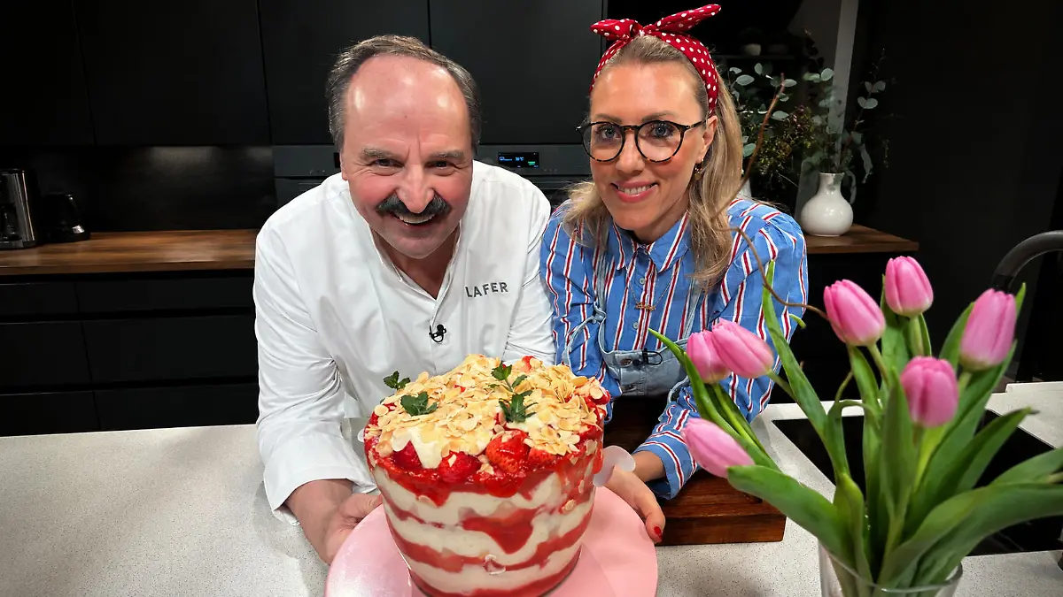 Bild zu: "Johann Lafers fluffiges Erdbeer-Tiramisu"