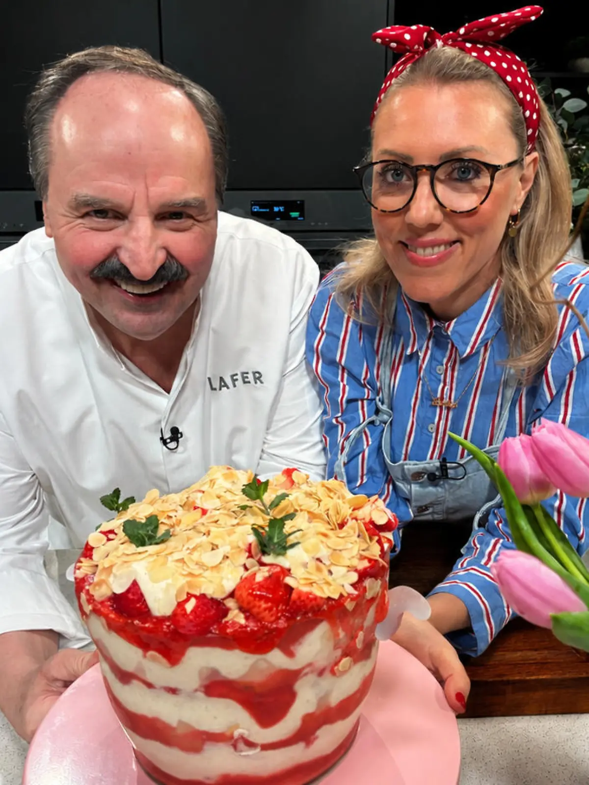 Bild zu: "Johann Lafers fluffiges Erdbeer-Tiramisu"