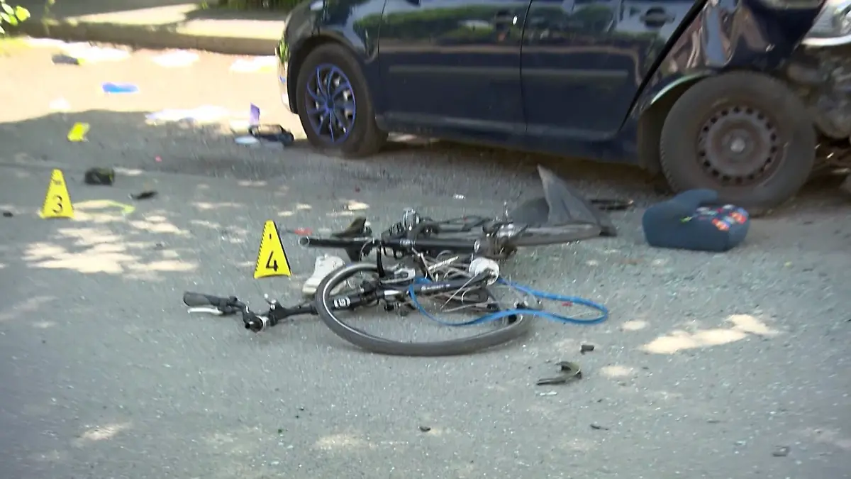 Tatort mit Spurensicherung und zerstörtem Fahrrad (Foto vom 27. Mai 2026)