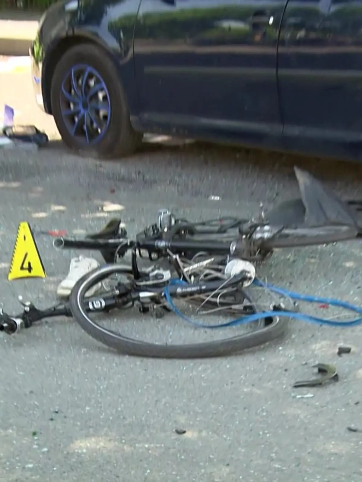 Tatort mit Spurensicherung und zerstörtem Fahrrad (Foto vom 27. Mai 2026)