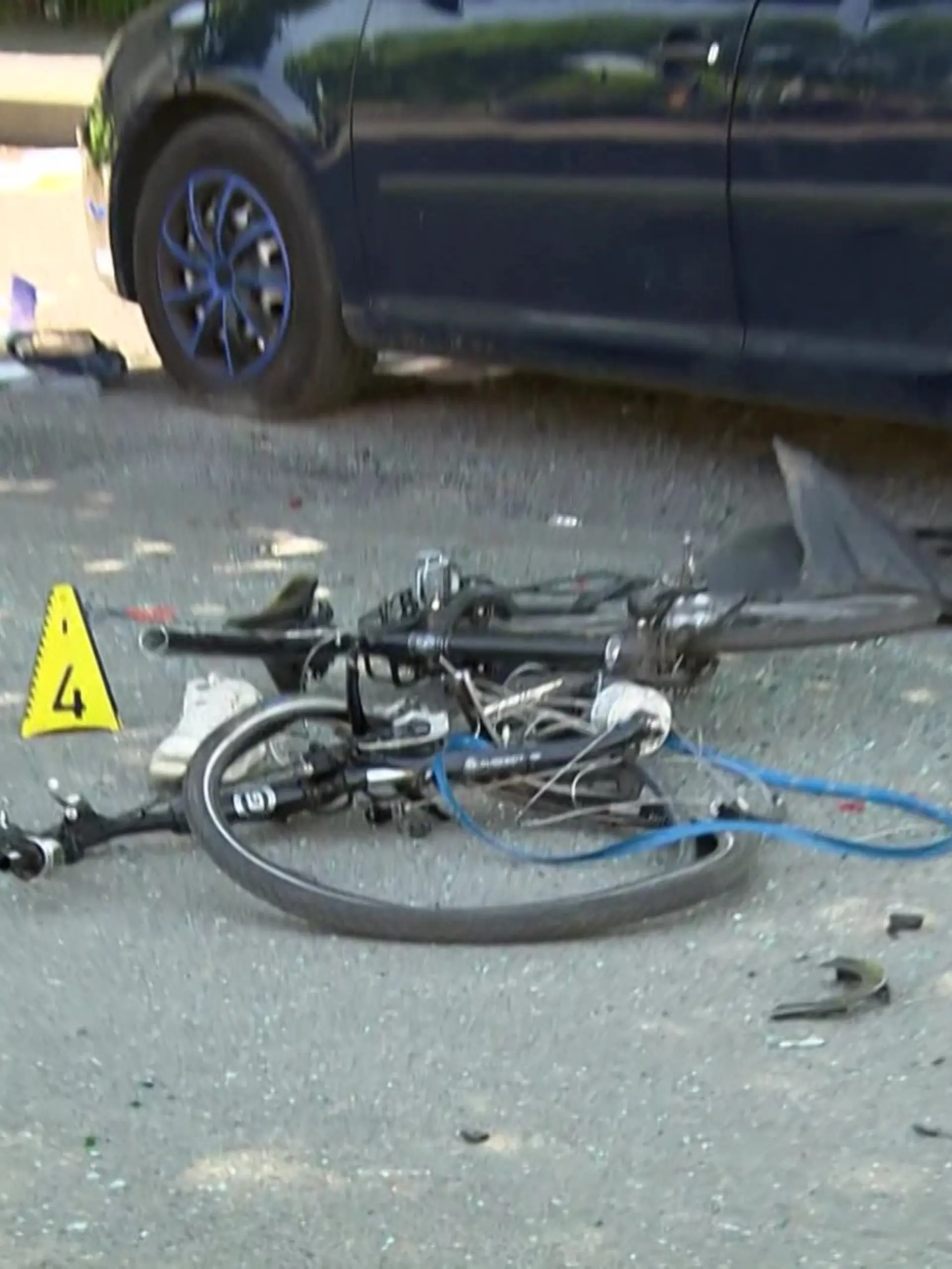 Tatort mit Spurensicherung und zerstörtem Fahrrad (Foto vom 27. Mai 2026)