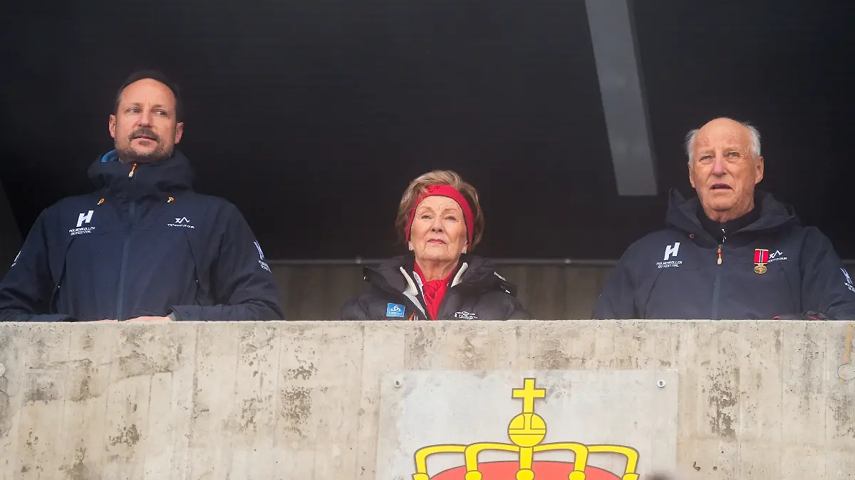 Norwegens Kronprinz Haakon (l-r), die norwegische Königin Sonja und König Harald von Norwegen, aufgenommen beim Weltcup am Holmenkollen am Samstag. +++ dpa-Bildfunk +++