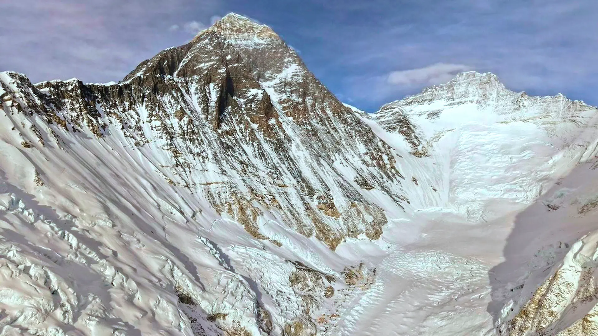 Der Mount Everest, Mitte links, ist vom Basislager in Nepal aus zu sehen. +++ dpa-Bildfunk +++