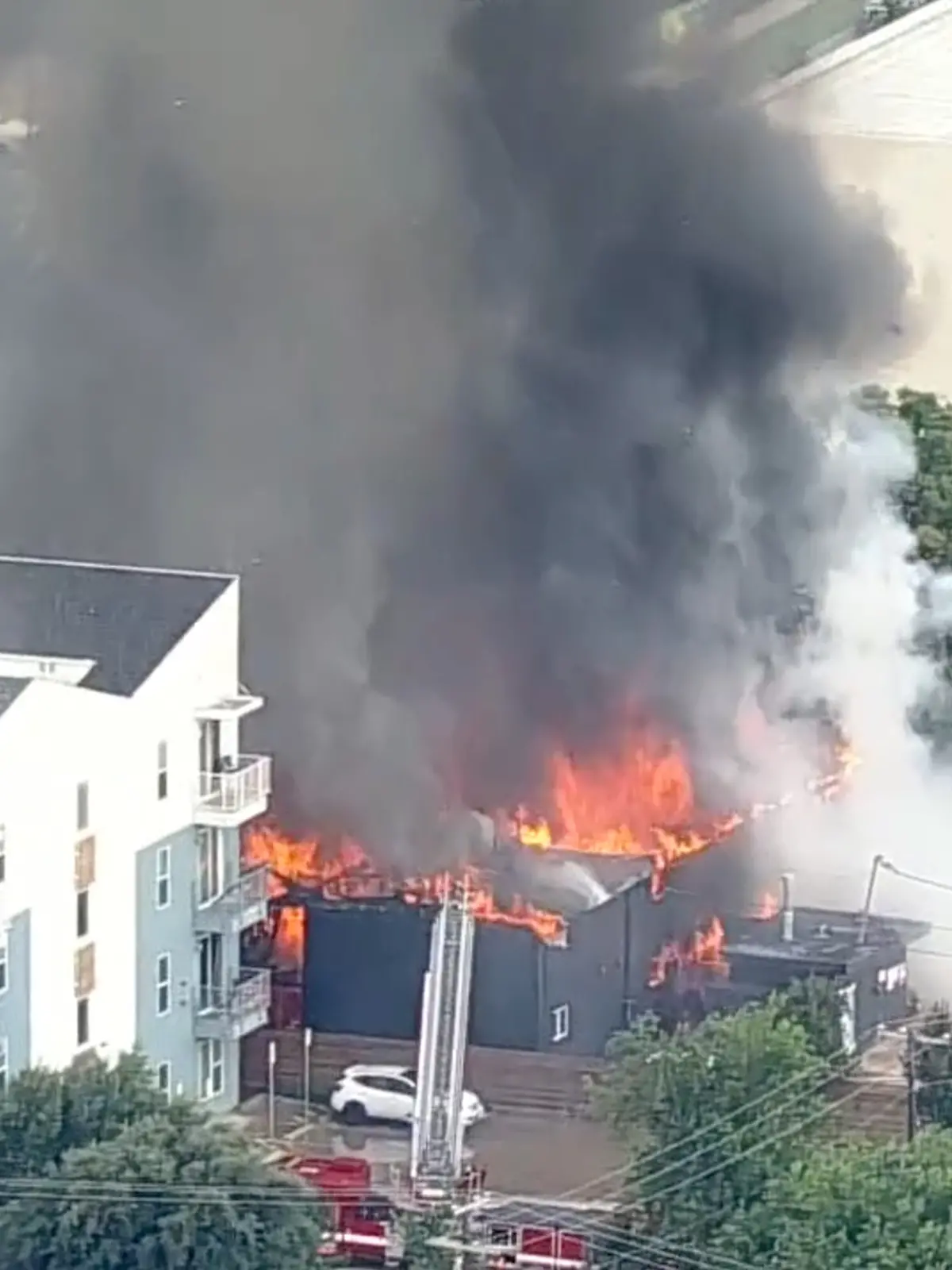 Dieses Bild aus einem von KDFW FOX 4 zur Verfügung gestellten Video zeigt einen Großbrand in einem Wohnkomplex. Bei einer Explosion in der US-Millionenstadt Dallas sind nach Angaben der Feuerwehr mehrere Menschen ums Leben gekommen. +++ dpa-Bildfunk +++