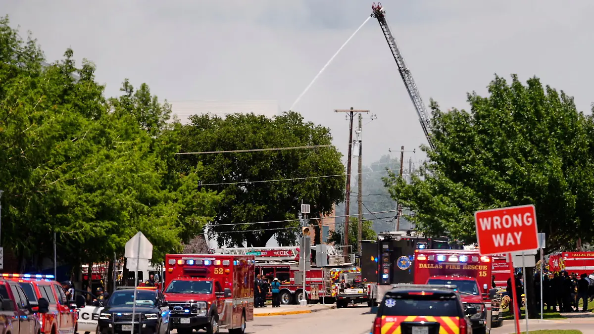 Polizisten und Feuerwehrleute reagieren auf einen Großbrand in einem Wohnkomplex. Bei einer Explosion in der US-Millionenstadt Dallas sind nach Angaben der Feuerwehr mehrere Menschen ums Leben gekommen. +++ dpa-Bildfunk +++
