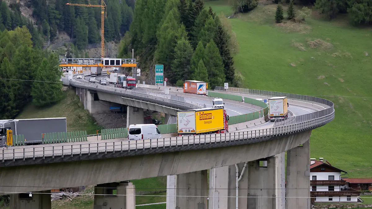 Autos und LKW fahren über den Brenner (Brennerautobahn A13). Aufgrund einer Demonstration soll am 30.05.2026 von 11.00 bis 19.00 Uhr eine Totalsperre der Brennerautobahn A13 sowie der Brennerstraße (B182) und der Ellbögener Straße (L38) eingerichtet werden.